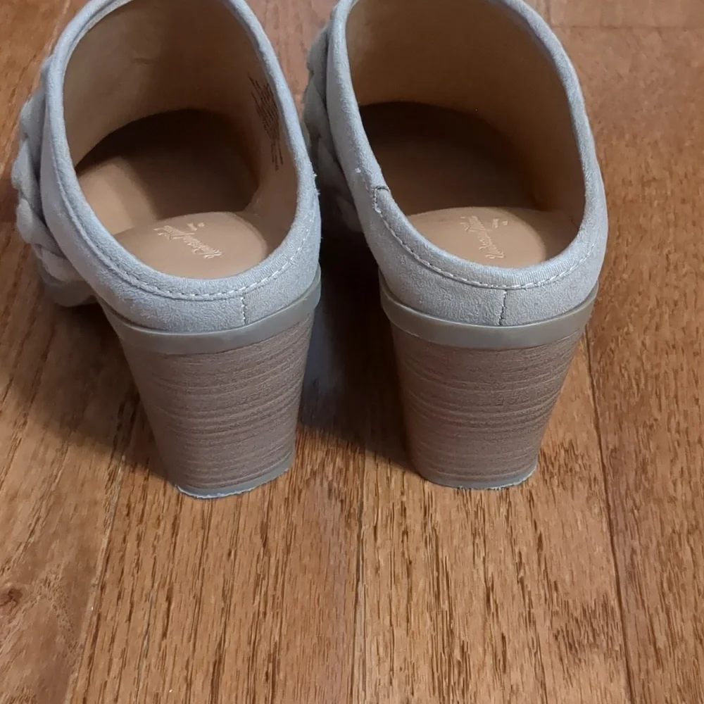 Universal Thread Booties - Picture 5 of 7